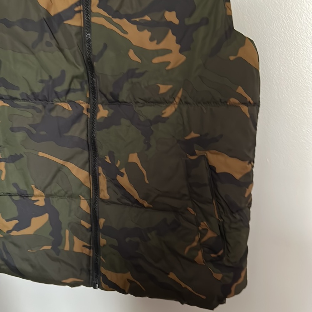 Boys Old Navy Camo Puffer Vest Size Large 10/12 Like New - Picture 2 of 5